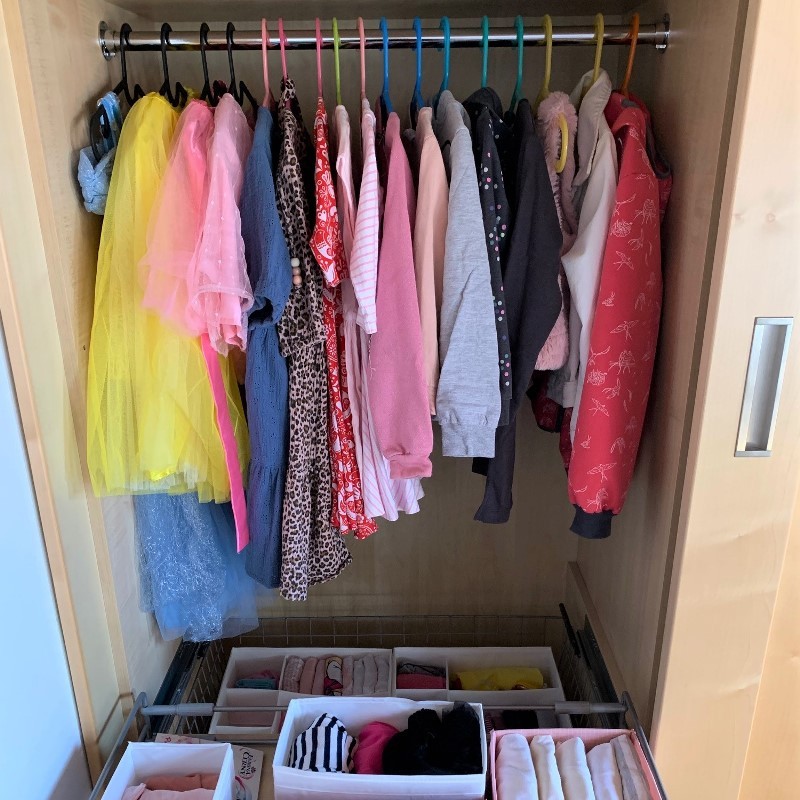 Uspořádaný domov: Uspořádaný šatník dětská skříň