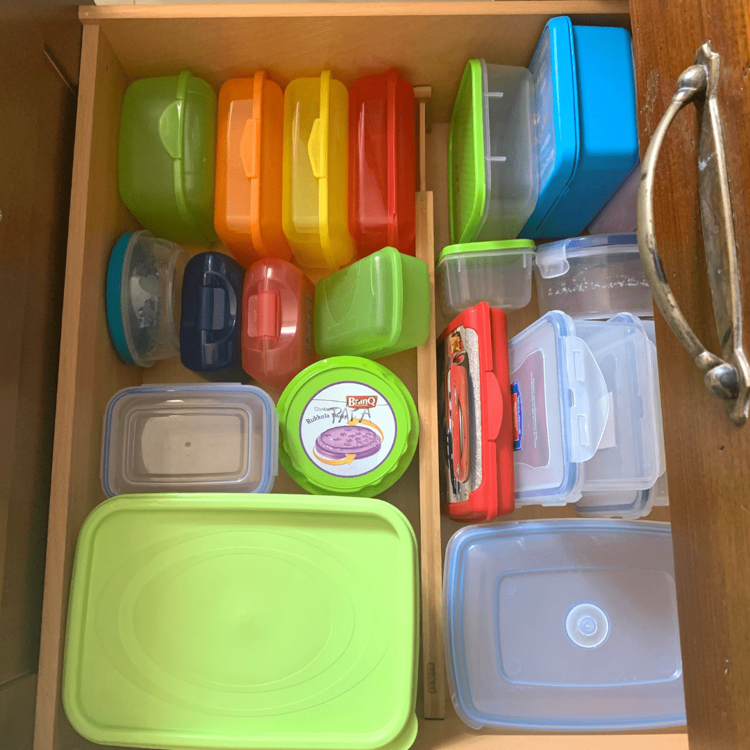 Zorganizované plastové krabičky v kuchyni