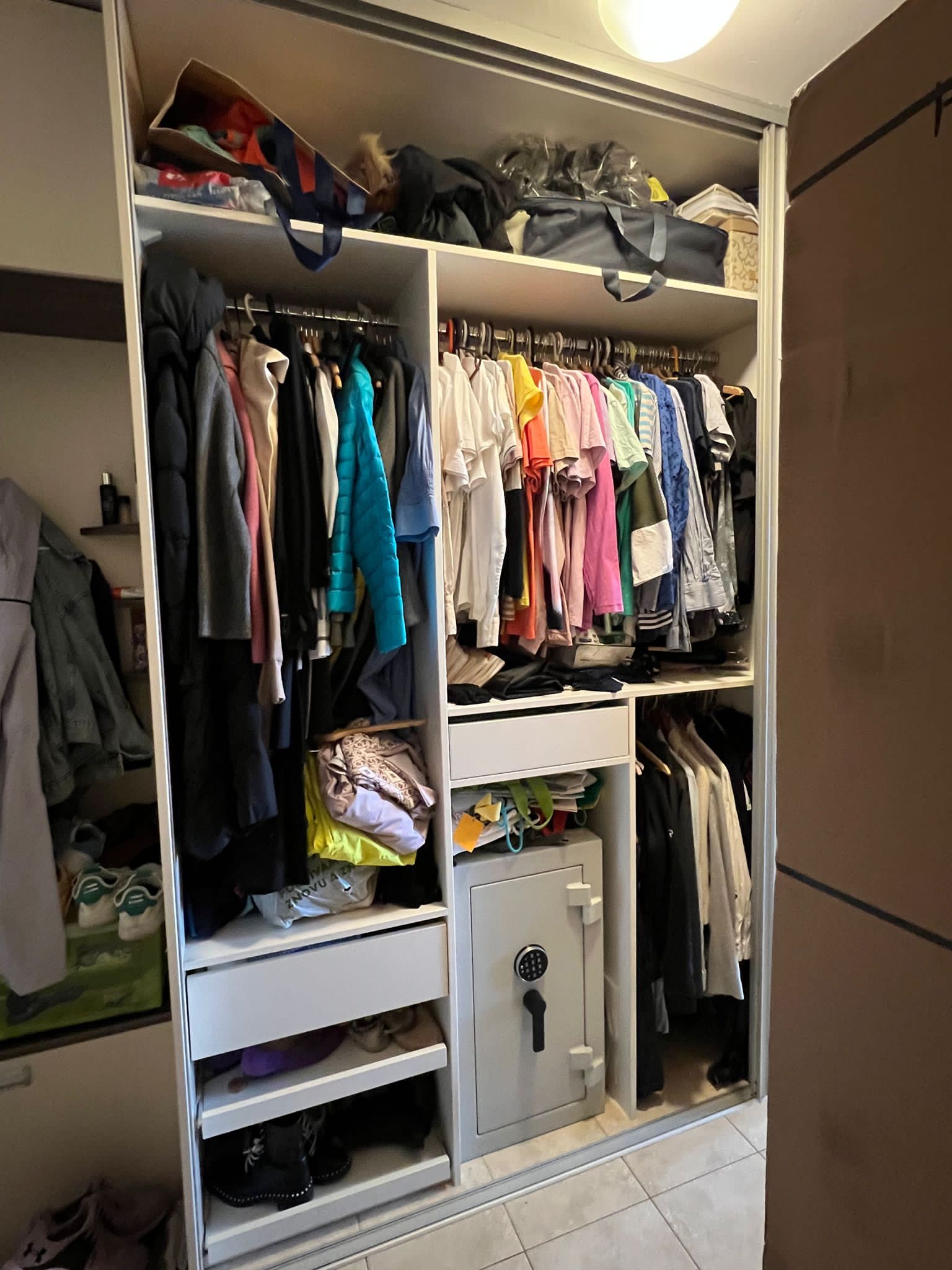 Uspořádaný domov: jak na proměnu šatní skříně - celá skříň před proměnou
